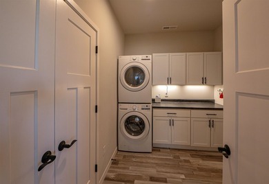 Beautifully maintained modern home with one level living space - photo 22
