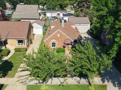 Nestled on the beautiful Eris St, in one of Racine's most - photo 4