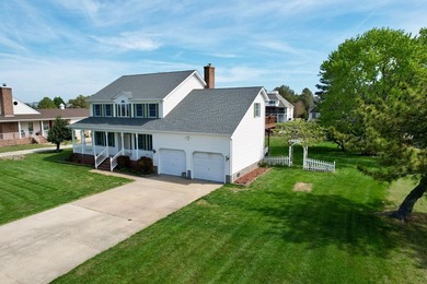 Spacious canal front family home in the highly sought after - photo 3