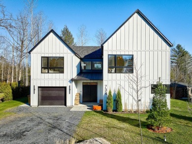 Lake Home For Sale in Magog, 