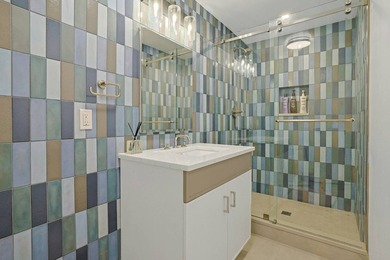Spacious & Newly Renovated Triplex Townhouse with Luxe Condo - photo 22