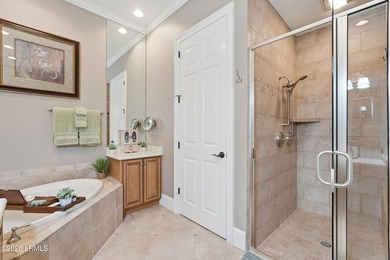 Beautifully maintained Berkeley Hall townhome offering elegant - photo 36