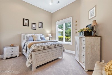 Beautifully maintained Berkeley Hall townhome offering elegant - photo 38