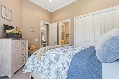 Beautifully maintained Berkeley Hall townhome offering elegant - photo 39