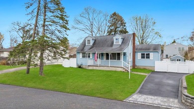 Welcome to this inviting 4-bedroom, 2-bathroom expanded Cape - photo 2