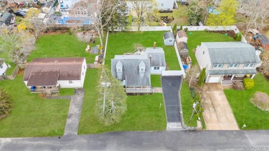 Welcome to this inviting 4-bedroom, 2-bathroom expanded Cape - photo 3