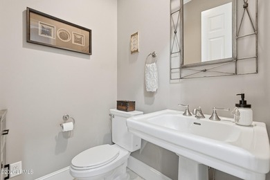 Beautifully maintained Berkeley Hall townhome offering elegant - photo 45