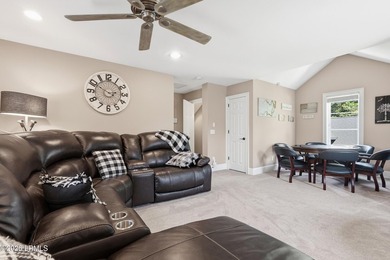 Beautifully maintained Berkeley Hall townhome offering elegant - photo 46