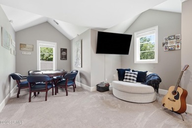 Beautifully maintained Berkeley Hall townhome offering elegant - photo 47