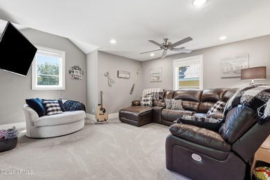 Beautifully maintained Berkeley Hall townhome offering elegant - photo 48
