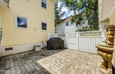 Beautiful Battery Point home with double porches and excellent - photo 29