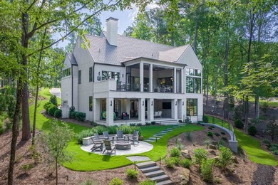 Stunning, virtually new, Transitional-style 24/7 Lake Access - photo 2