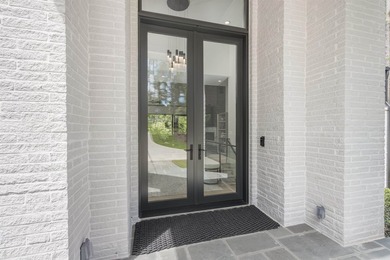 Stunning, virtually new, Transitional-style 24/7 Lake Access - photo 4