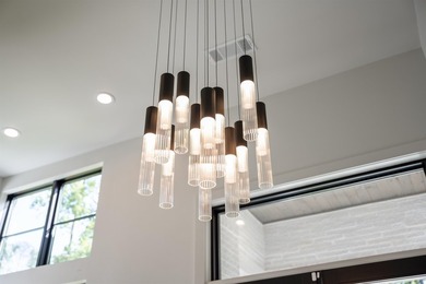 Stunning, virtually new, Transitional-style 24/7 Lake Access - photo 7