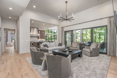 Stunning, virtually new, Transitional-style 24/7 Lake Access - photo 9