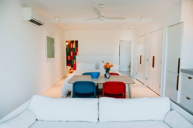 Perfectly positioned between Amagansett and Montauk, this fully - photo 10