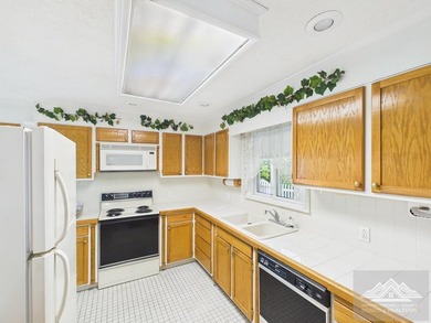 Welcome to this spacious and well maintained brick ranch home - photo 16