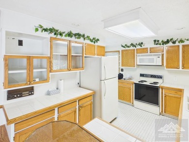 Welcome to this spacious and well maintained brick ranch home - photo 17