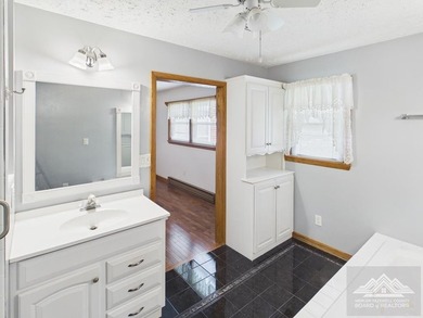 Welcome to this spacious and well maintained brick ranch home - photo 31