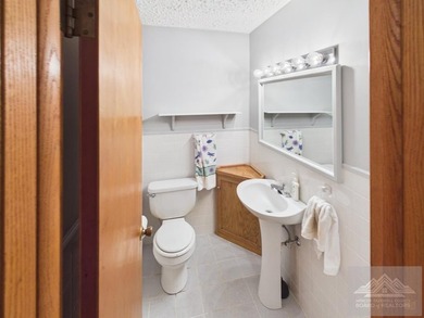 Welcome to this spacious and well maintained brick ranch home - photo 32