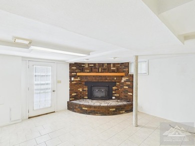 Welcome to this spacious and well maintained brick ranch home - photo 35