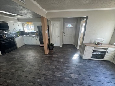 Charming 3 bedroom, 1.5 bath home on a desirable corner lot in - photo 3