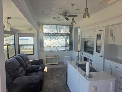 LOOKING FOR A ISLAND GET AWAY? This Trailer might be what you're - photo 9
