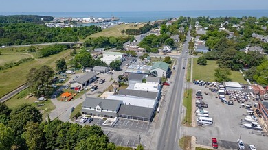 Commercial building at the entrance to Cape Charles. Great - photo 8