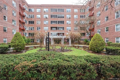 Welcome home to this charming Jr 4, 2-bedroom residence offering - photo 1