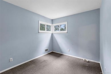Welcome to this charming three-bedroom, one-bath home, perfectly - photo 12