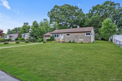Welcome to this charming three-bedroom, one-bath home, perfectly - photo 19
