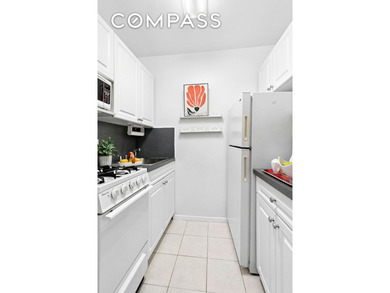 Unit 9L at the coveted Sutton Gardens is a lovely oversized - photo 4