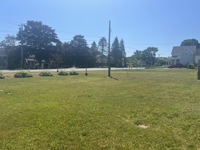 Located in Rockland's desirable South End, this well-landscaped - photo 3