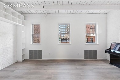 **Sophisticated Brownstone Two bedroom Co-op Apartment with - photo 8