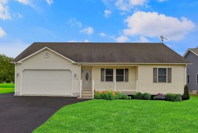 2/215 Well maintained Rancher overlooking the 8th Fairway - photo 1