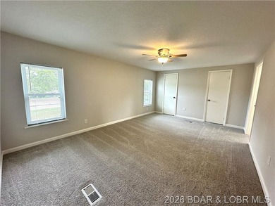 Welcome home to this beautifully remodeled 3-bed, 2-bath home in - photo 16