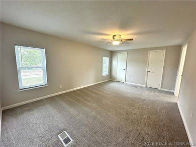 Welcome home to this beautifully remodeled 3-bed, 2-bath home in - photo 19