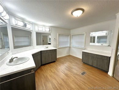 Welcome home to this beautifully remodeled 3-bed, 2-bath home in - photo 23