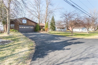 Charming Cedar sided lakefront Ranch home just outside Historic - photo 3