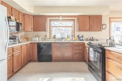 Charming Cedar sided lakefront Ranch home just outside Historic - photo 10