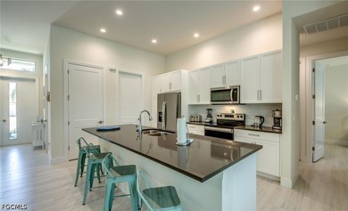 Turnkey pool home with western rear exposure, offering stunning - photo 15
