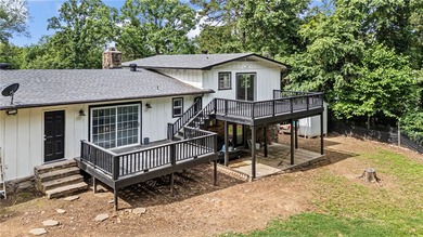Completely remodeled and move in ready, this 4 bedroom, 3 bath - photo 44