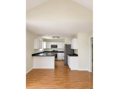 PRICED BELOW RECENT ASSESSMENT! This is a very large, roomy home - photo 3