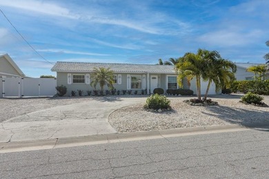 Welcome to your slice of island living in the heart of Holmes - photo 1