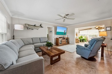 Welcome to your slice of island living in the heart of Holmes - photo 2
