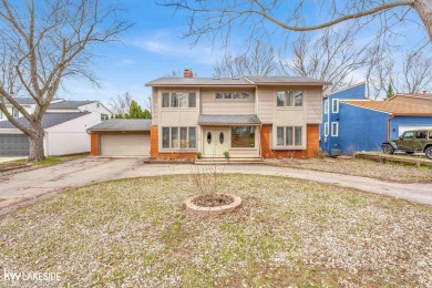 Lake Home Sale Pending in West Bloomfield, Michigan