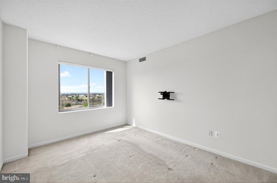 GREAT NEW PRICE on this freshly painted top floor unit with - photo 36