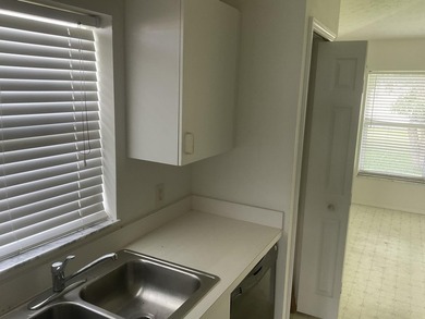 Welcome to this immaculate Home with an open Plan. Enjoy an - photo 40