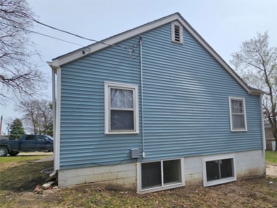 Bungalow style home on .5 acres in Saydel school system in NE