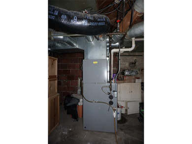 Bungalow style home on .5 acres in Saydel school system in NE